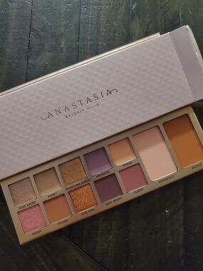 Anastasia Beverly Hills Pink, Peach & Neutral Eyeshadow Palette